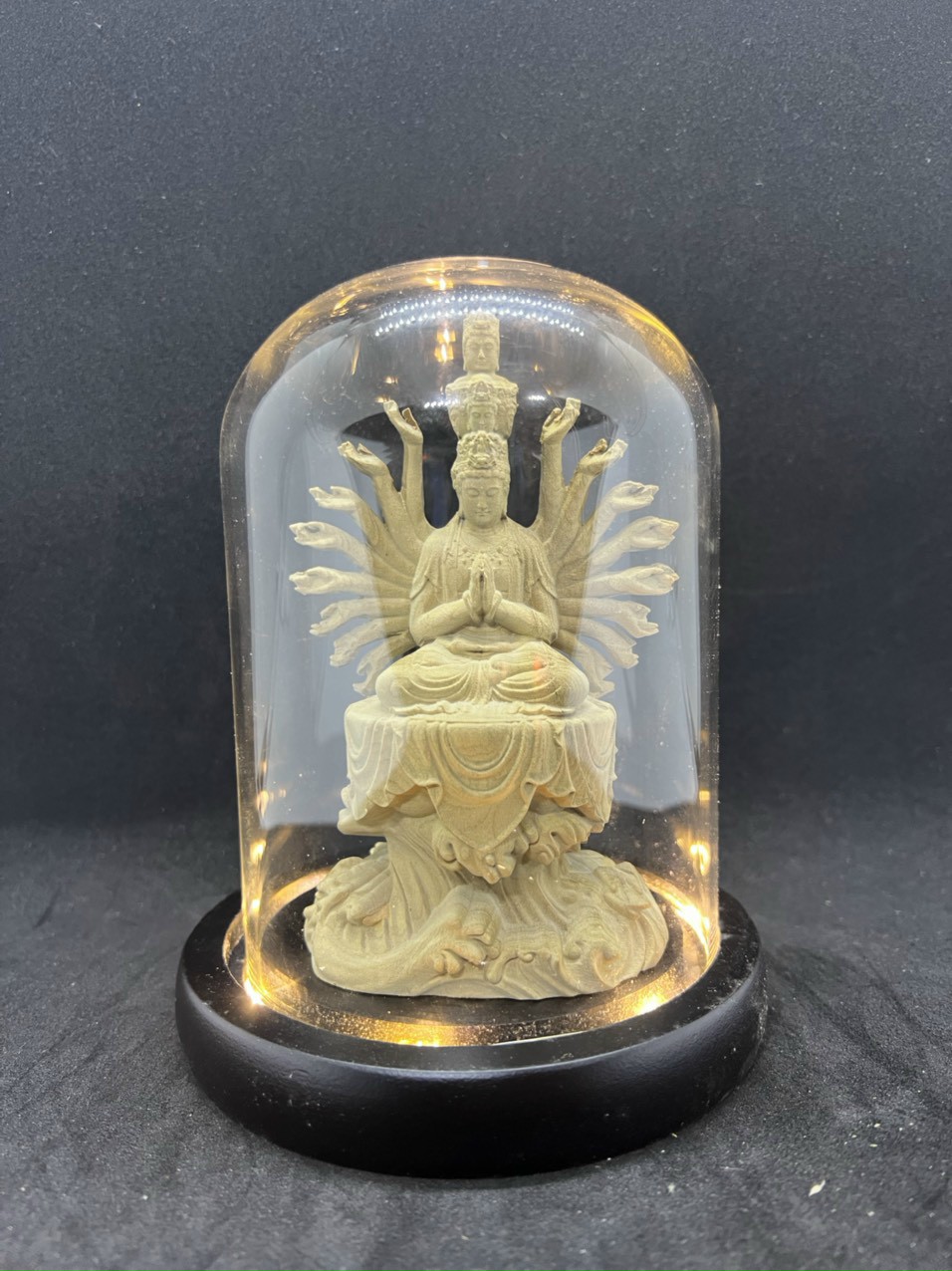 Combo tượng phật thiên thủ thiên nhãn + hộp kính vào và chân đế gỗ có lắp bóng đèn chạy pin sáng  kt cao 16×10×10cm