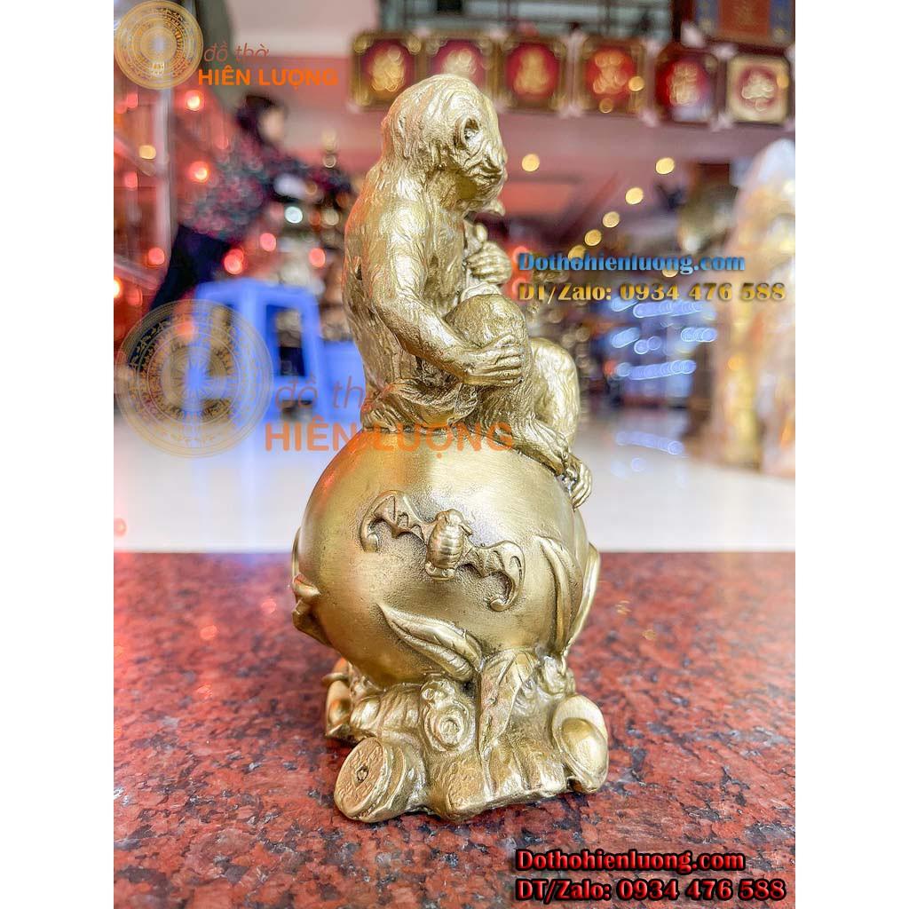 Tượng Khỉ Ngồi Trái Đào Ôm Gậy Như Ý Bằng Đồng Cao 16cm