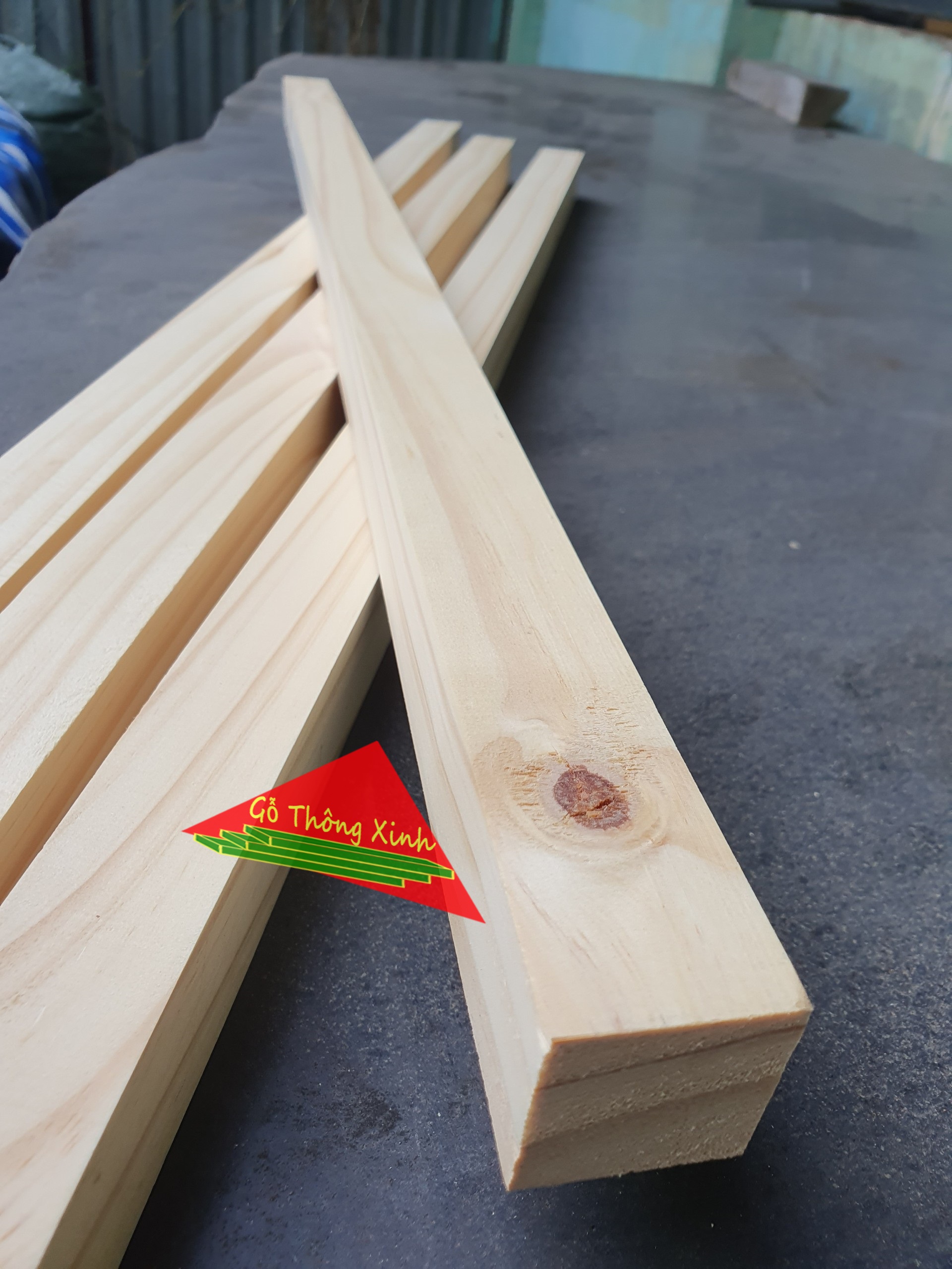 Thanh gỗ thông vuông 3x3cm, dài 80cm đã bào láng 4 mặt rất phù hợp làm khung sườn, làm chân bàn, trang trí,đóng vật dụng