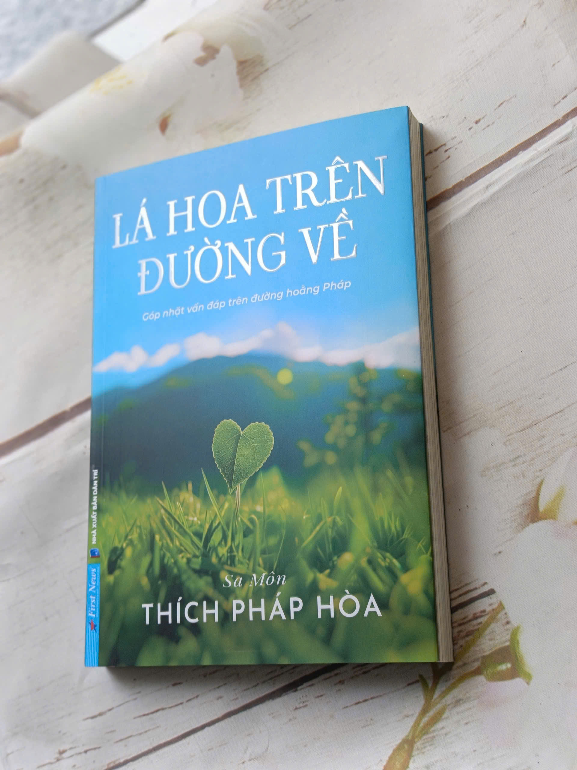 Sách Lá Hoa Trên Đường Về - Thầy Thích Pháp hòa