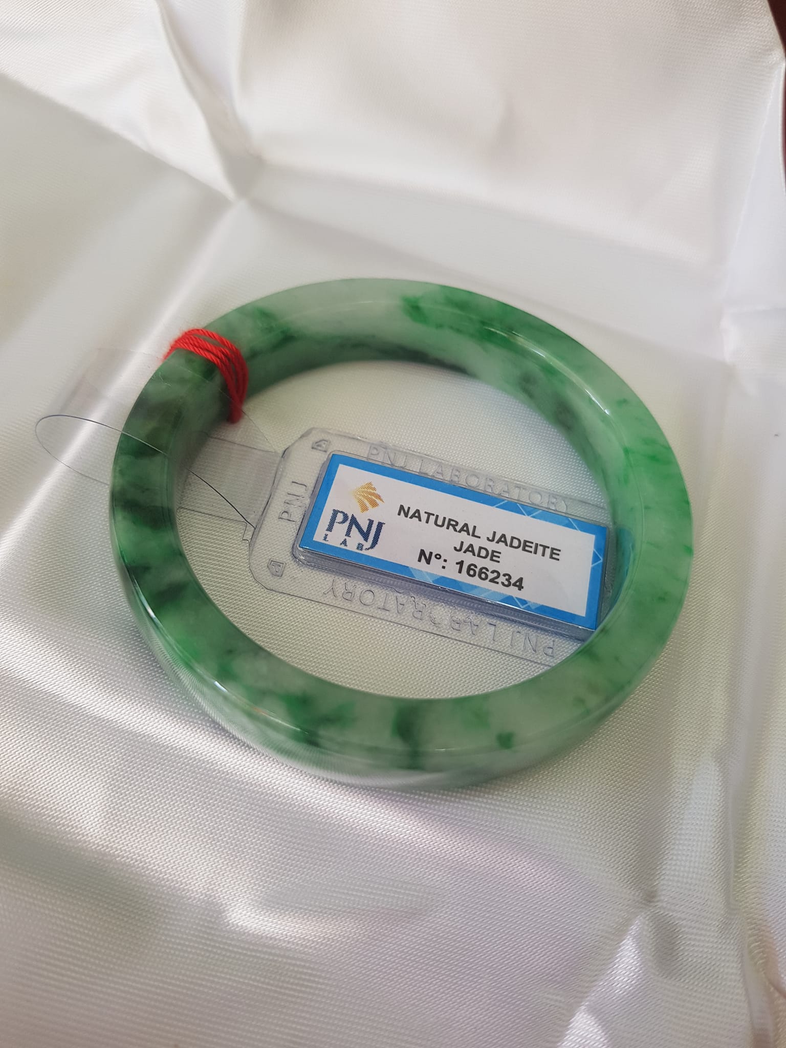 Vòng Tay Đá Ngọc Cẩm Thạch tự nhiên Bản Vuông 50mm   Vòng đã kiểm định có giấy chứng nhận P No 166234 Natural Jadeite  Nữ cân nặng 50kg - 55kg đeo Sang Tay Đẹp lắm luôn ạ