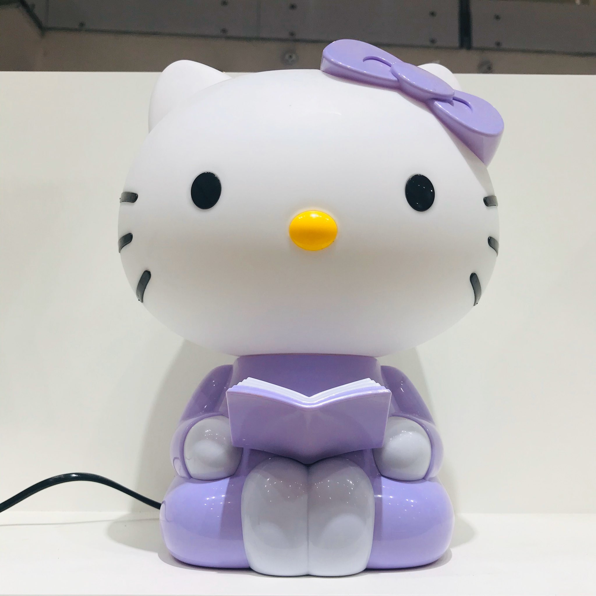 Đèn ngủ để bàn hình Hello Kitty ngồi đọc sách 21x16x27cm