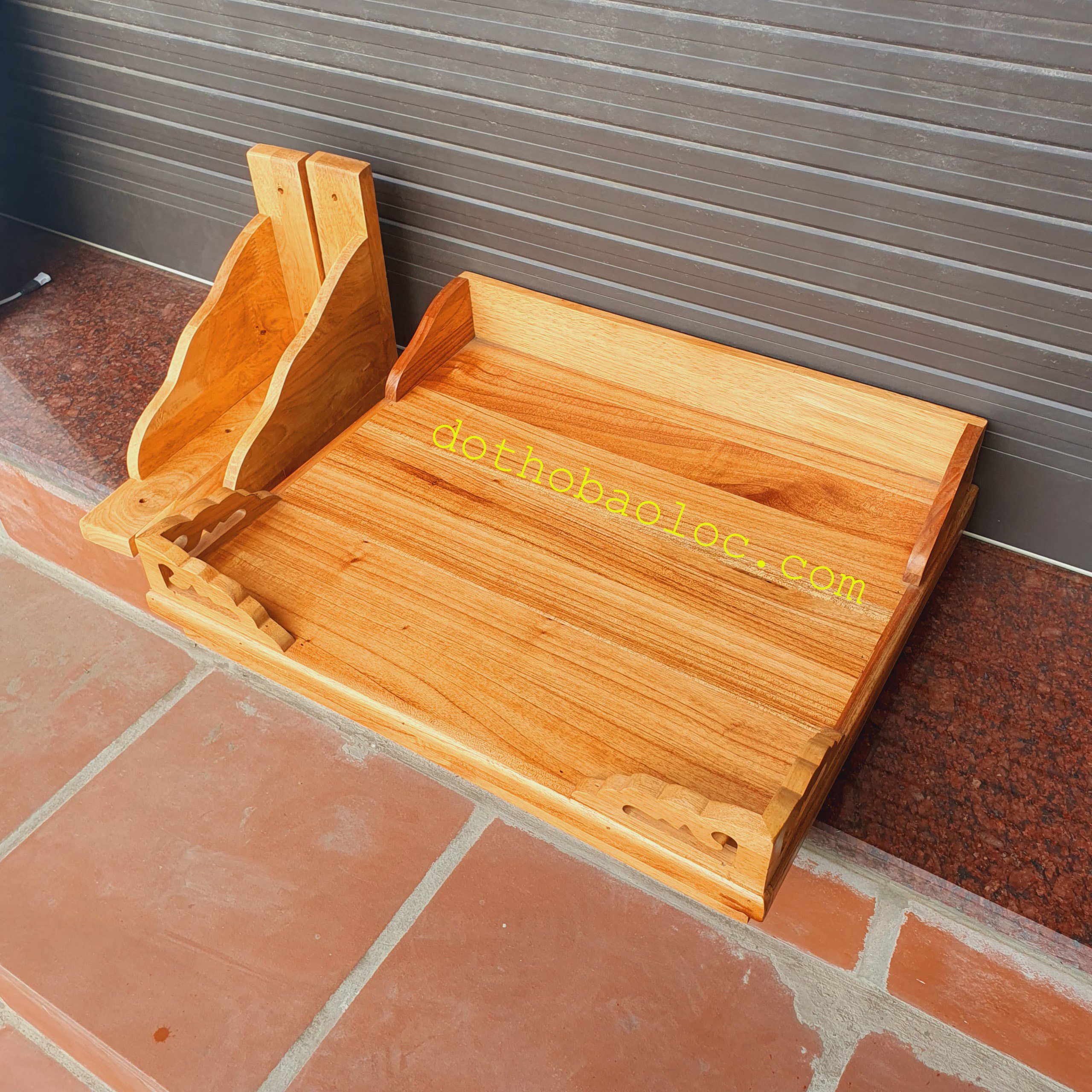 Bàn thờ treo tường gỗ xoan ngang 40cm 2 màu: vàng nhạt và đỏ - Kèm cặp eke gỗ
