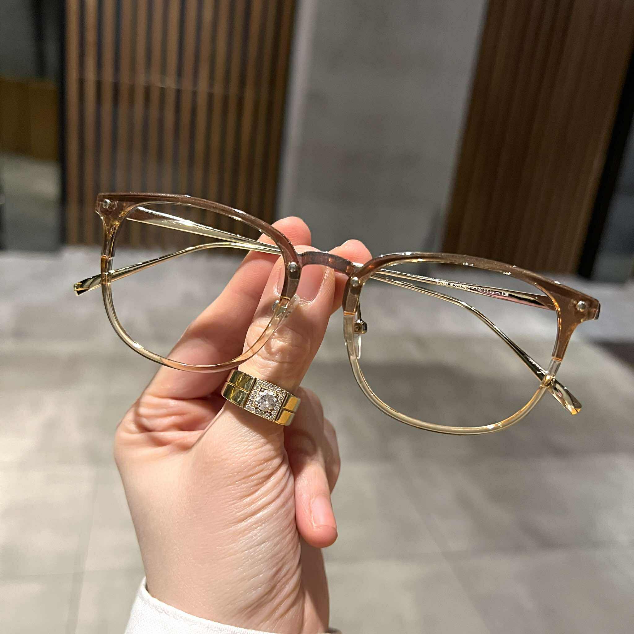 Kính mắt thời trang dáng vuông màu thạch vàng trong