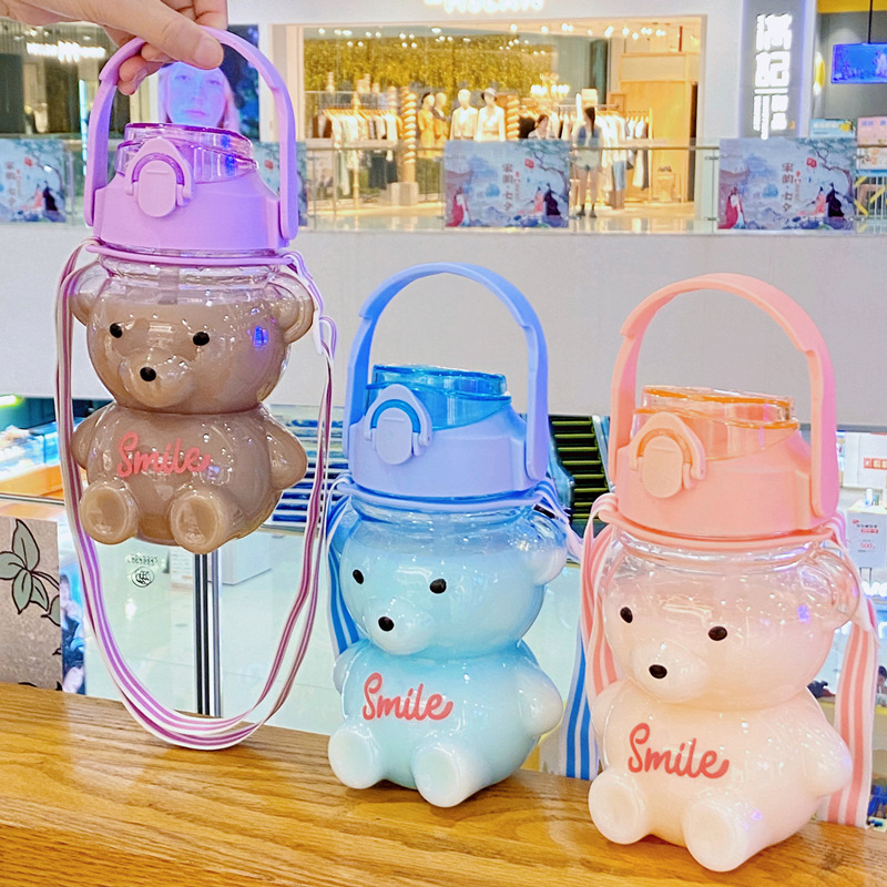 Bình Đựng Nước 1100ml Hình Gấu Dễ Thương Có Dây Đeo Kèm Sticker