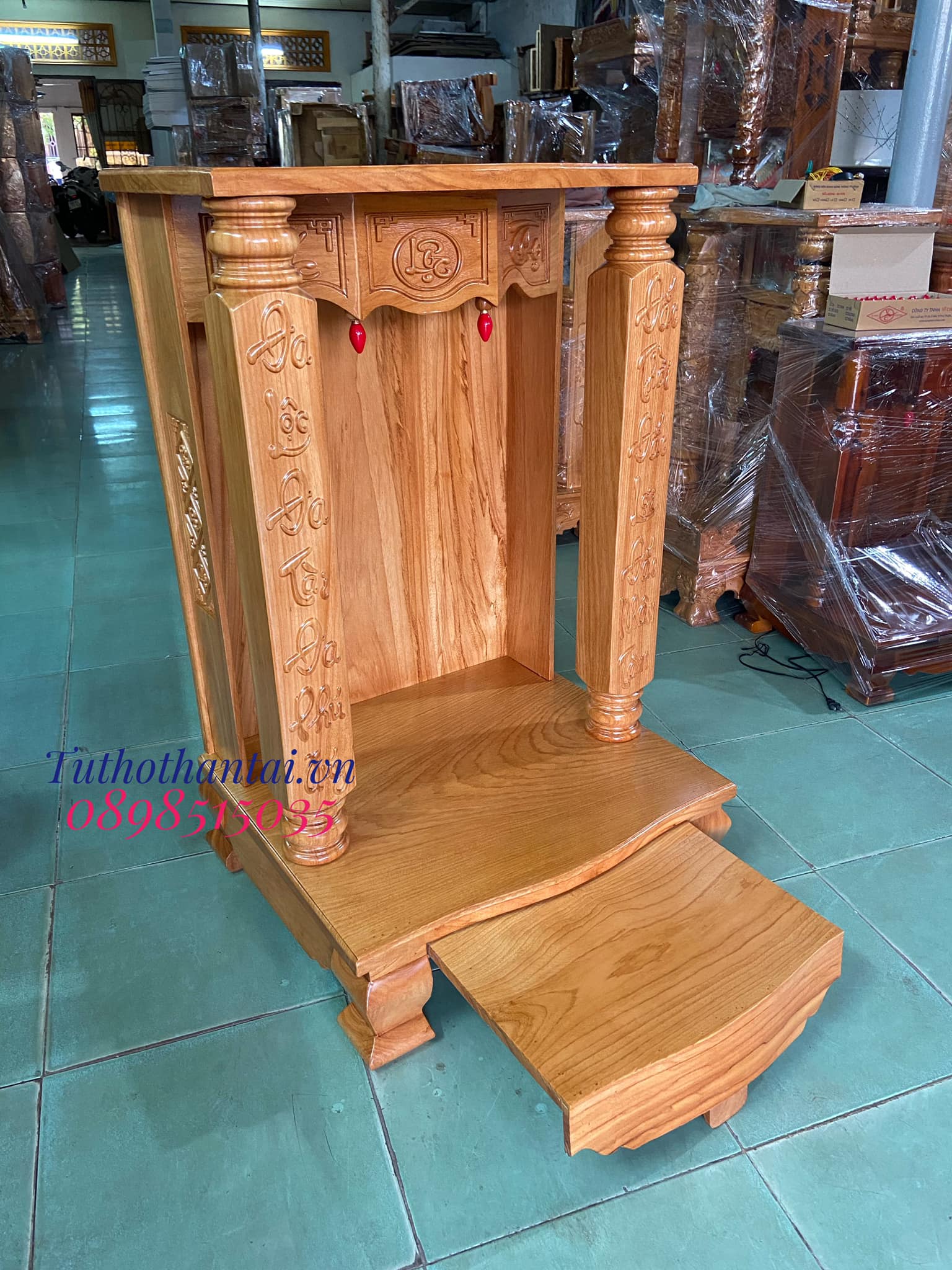 Bàn thờ thần tài cột vuông khắc chữ 68 x 107cm