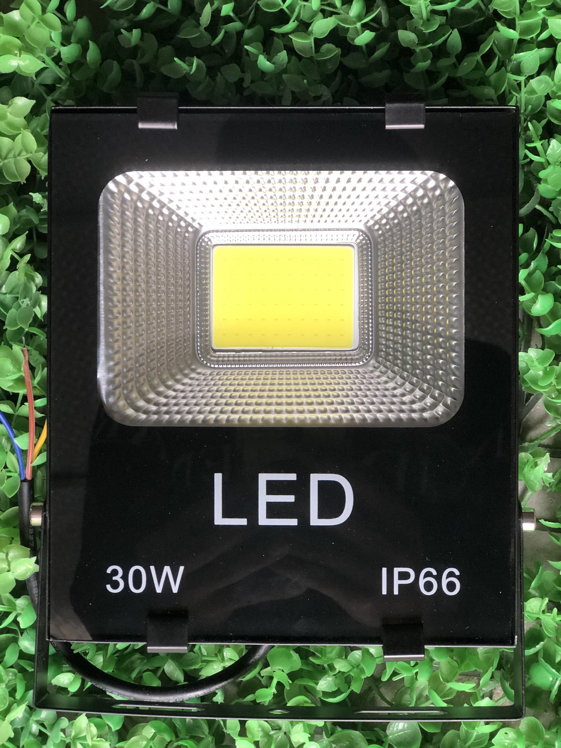 Đèn pha LED sử dụng điện lưới siêu sáng