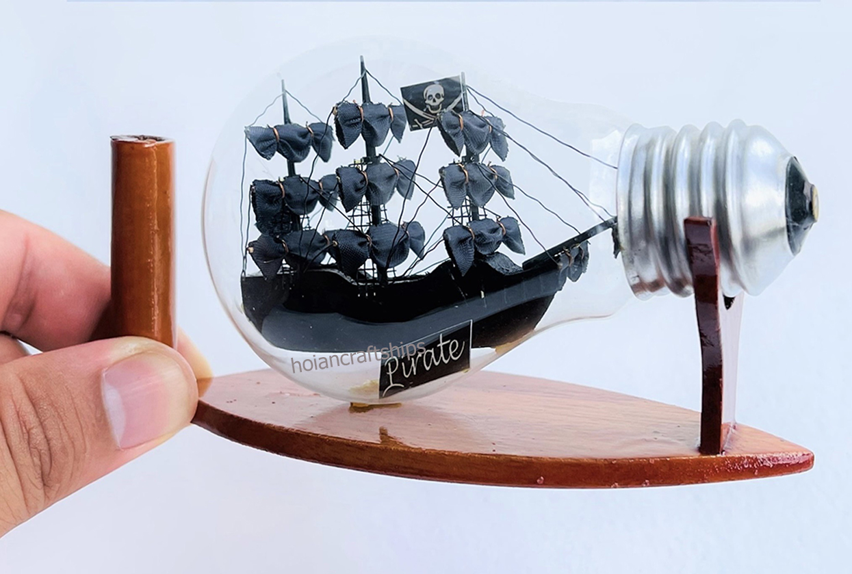 Thuyền trong bóng đèn (thuyền cướp biển 13cm)