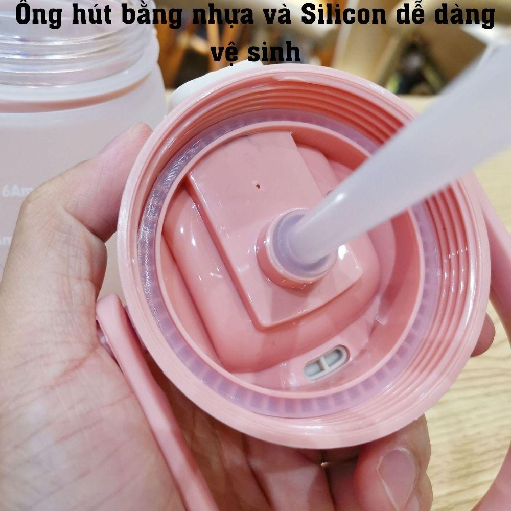 Bình đứng nước chia vạch theo giờ kèm ống hút và stiker cho bé đi học bằng nhựa dung tích 1300 ml