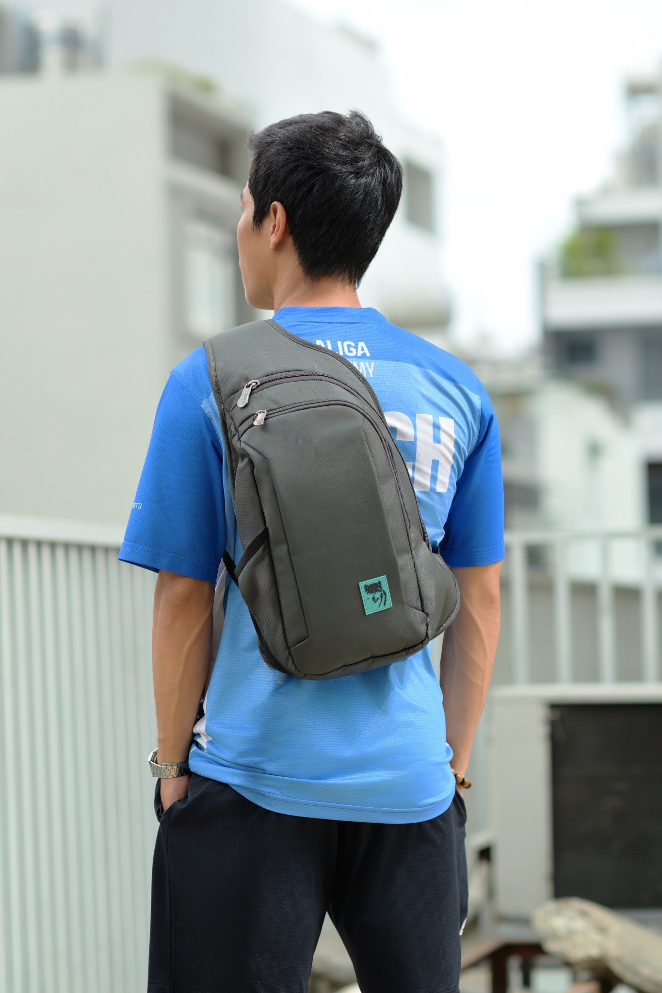 Ba lô một quai Mikkor The Levi Sling màu Tan, thời trang bảo hành 5 năm.