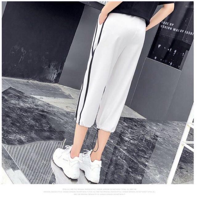 Quần jogger nữ có bo rút ở chan 2 sọc