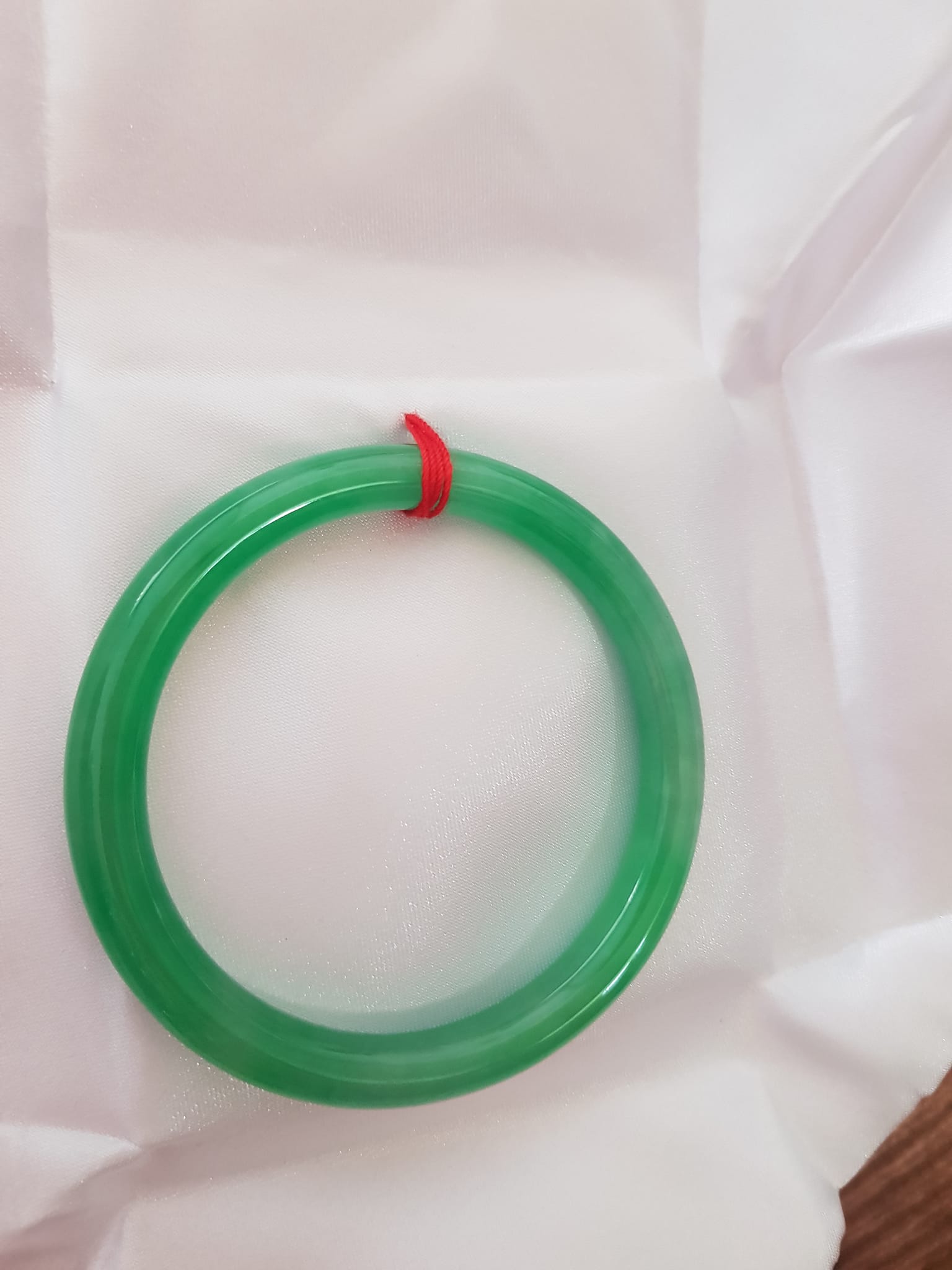 Vòng cẩm thạch Lý T 54mm x Dầy 7mm Màu Xanh lá tươi bóng mảnh khảnh đẹp hợp Nữ mệnh Mộc Hỏa 53kg - 62kg đeo ạ