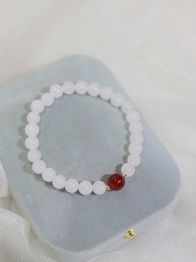 Vòng tay phong thủy đá mã não trắng mix 1 hạt đá thạch anh đỏ và bi bạc dễ thương