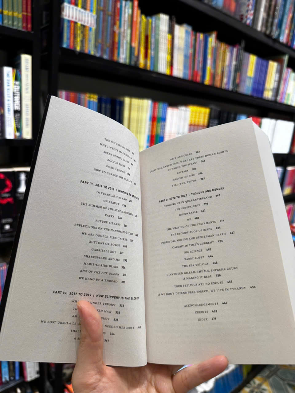 Sách - Burning Questions Essays and Occasional Pieces 2004-22 by Margaret Atwood