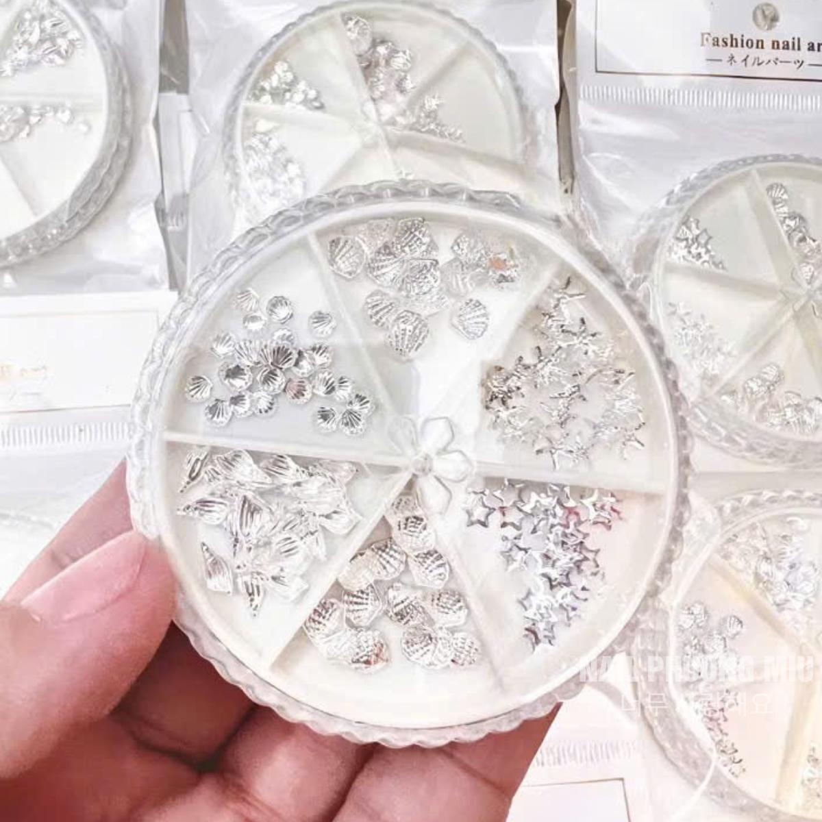 Khay Charm Biển Vỏ Sò, Cá, Sao Biển Mùa Hè Bằng Kim Loại Không Gỉ Hộp Tròn 6 Ô Màu Bạc Làm Nail Sáng Lấp Lánh Nữ Women