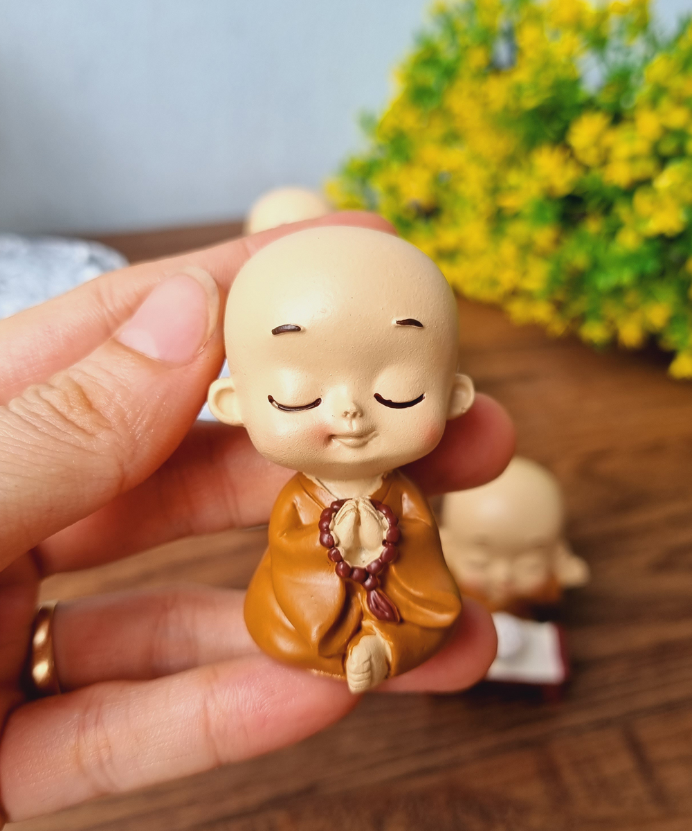 Mẫu 08 chú tiểu áo nâu nhí đáng yêu