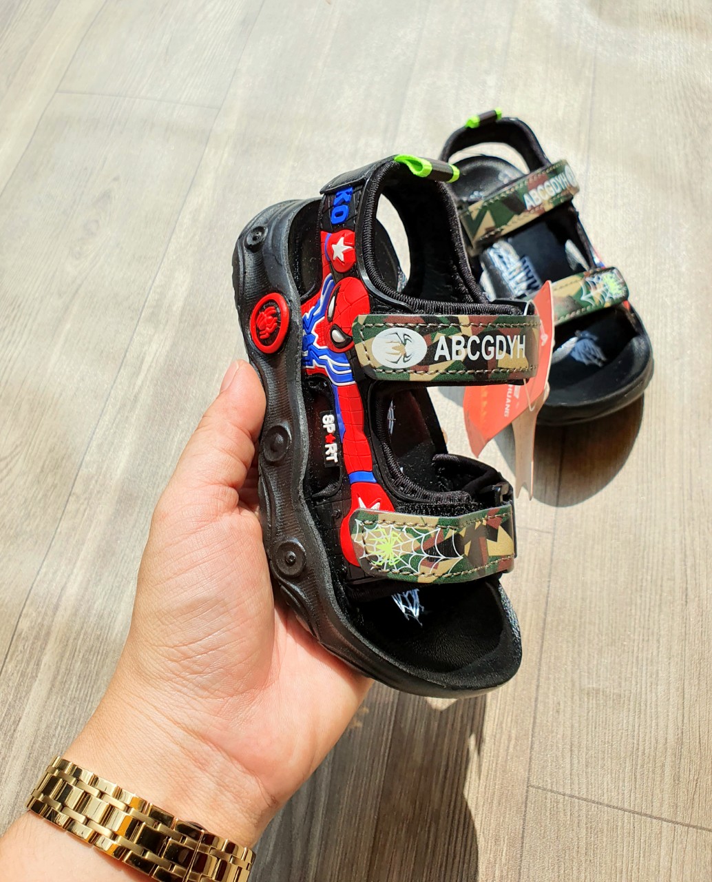 Giày sandal cho bé trai hình siêu nhân đế mềm dễ mang size 26-37