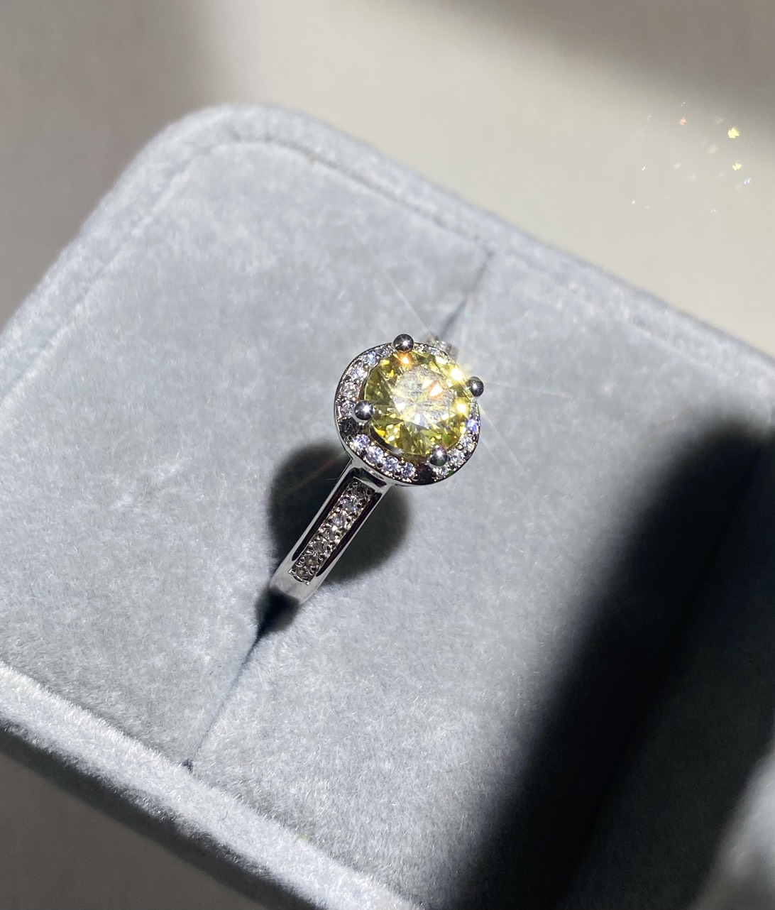 Nhẫn Moissanite 1carat Kim Cương nhân tạo và Bạc 925 xi Bạch Kim