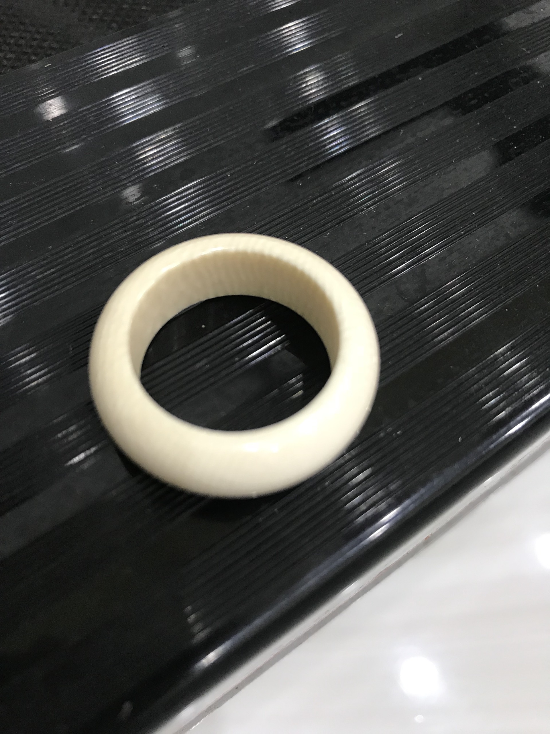 Nhẫn Nam Đẹp Màu Trắng Ngà Vân trơn bóng tròn Ni 19mm cao 8mm dầy 4mm các anh đeo ngón cái hay bất kỳ ngón tay nào ni lọt vừa tay là 19mm ạ