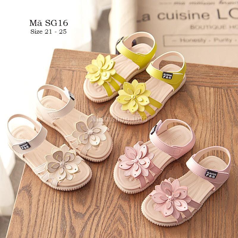 Sandal bé gái 1 - 3 tuổi gắn hoa xinh xắn, giày dép trẻ em quai mềm dễ thương SG16