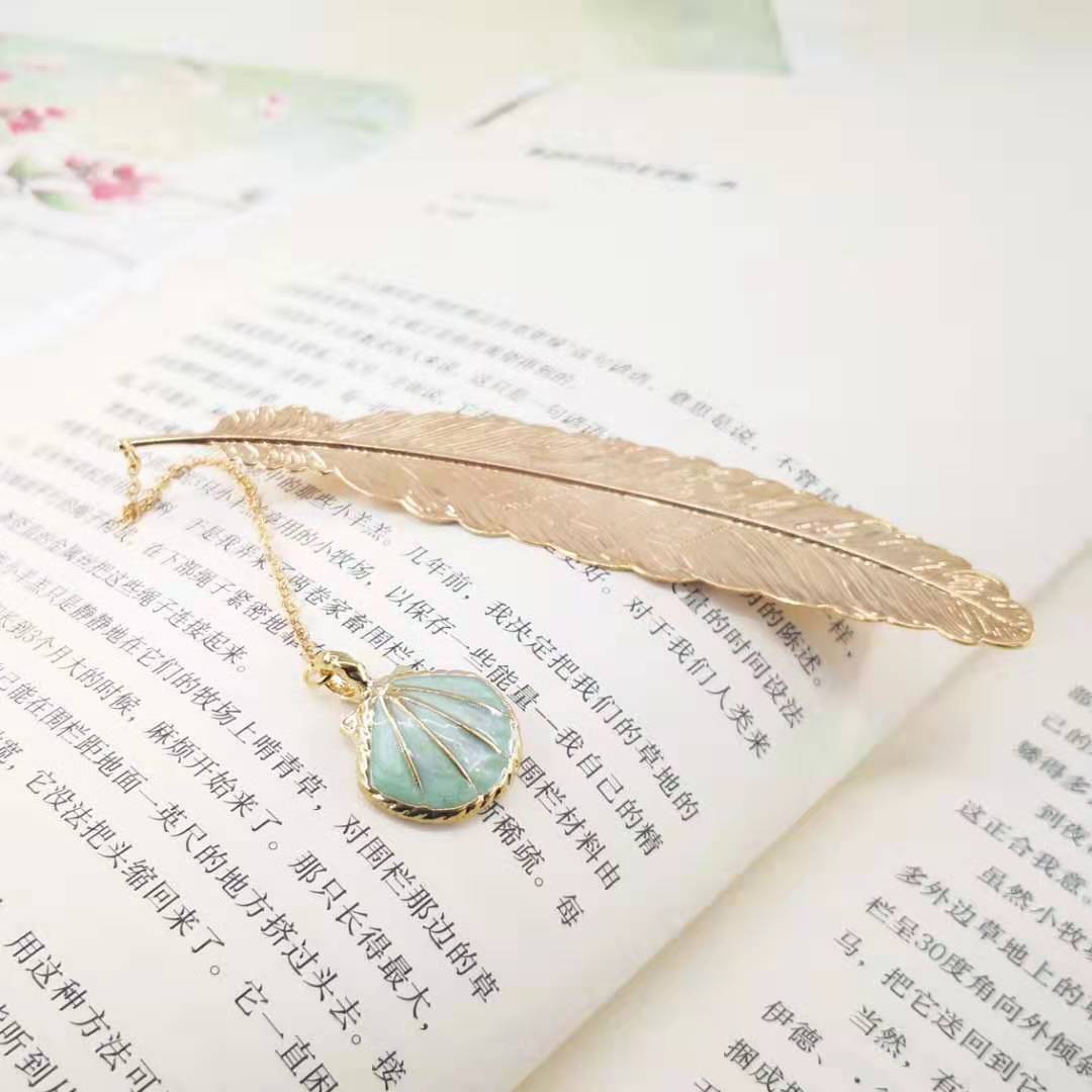 Bookmark Kim Loại Đánh Dấu Sách Hình Lông Vũ Dây Treo - Vỏ Sò (Xanh Lá Nhạt)