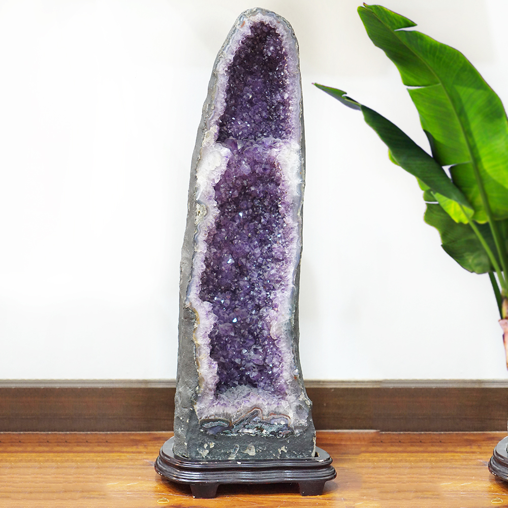 Hang Đá Thạch Anh Tím Amethyst Phong Thủy Đế Gỗ Tự Nhiên 74x18x20cm