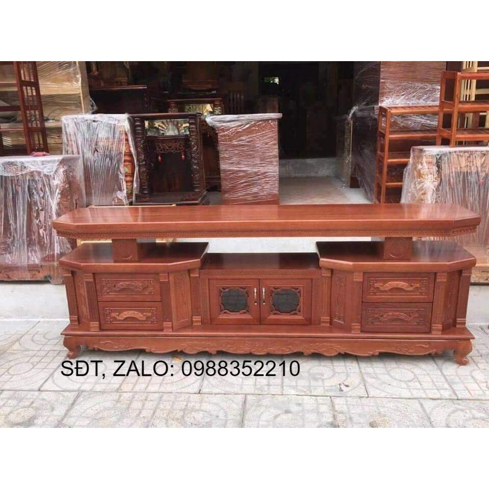 Kệ tivi vát cạnh gỗ xoan đào màu cánh gián vân gỗ tự nhiên, gỗ đã được xử lý tẩm