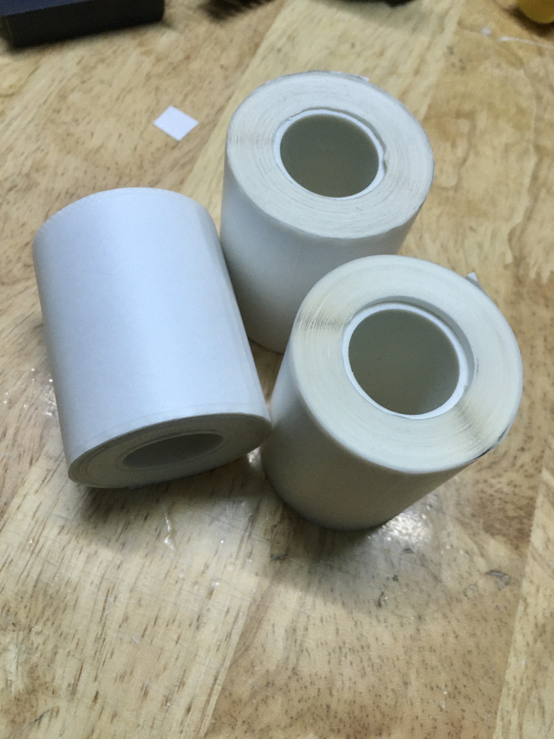 Giấy in nhiệt tem tròn dán dành riêng cho máy DP23 khổ 57 phi 45