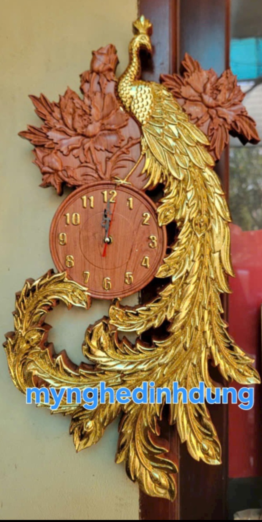 Đồng hồ treo tường khắc chim công gỗ hương đá 36x66x3cm