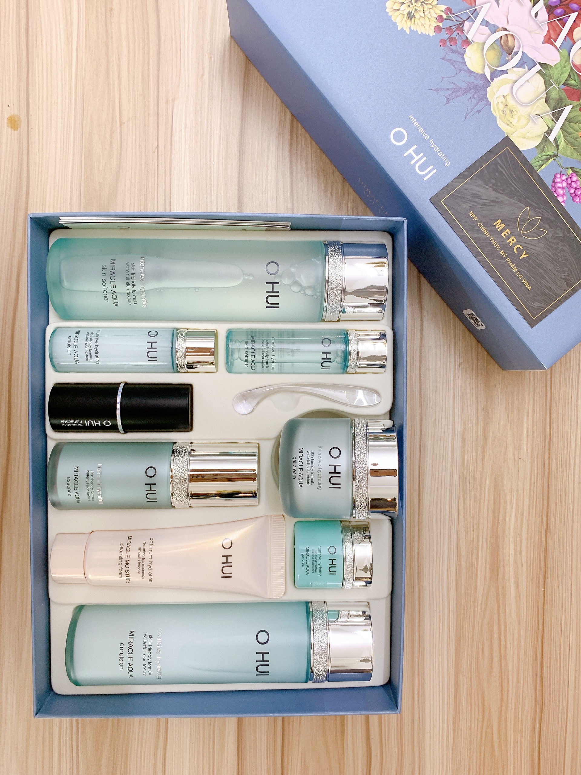 Bộ cấp nước dưỡng ẩm da sáng trong OHUI Miracle Aqua Set