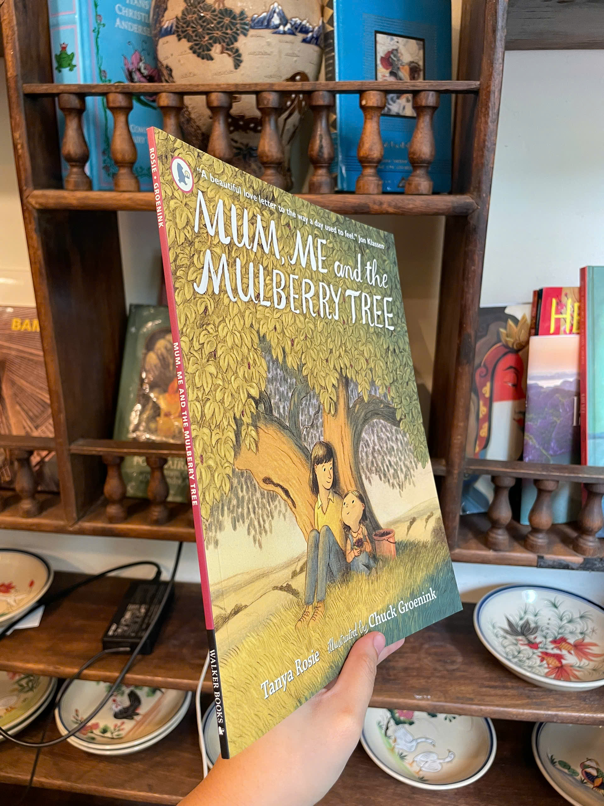 Sách - Mum, Me and the Mulberry Tree: A love letter to Mums everywhere by Tanya Rosie - English book