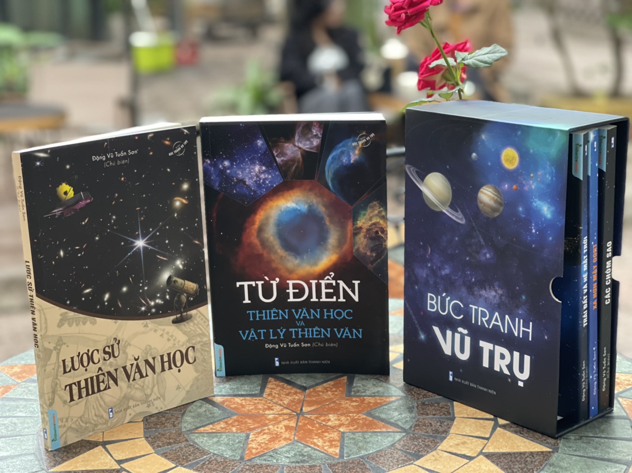 Hình ảnh (Boxset 5 cuốn) BỨC TRANH VŨ TRỤ (Lược sử thiên văn học; Trái Đất và Hệ Mặt Trời; Xa hơn mây Oort - Tới ranh giới của không gian và thời gian; Các chòm sao - Toàn cảnh về bầu trời đêm; Từ điển thiên văn học và vật lý thiên văn) – Tri Thức Trẻ Books