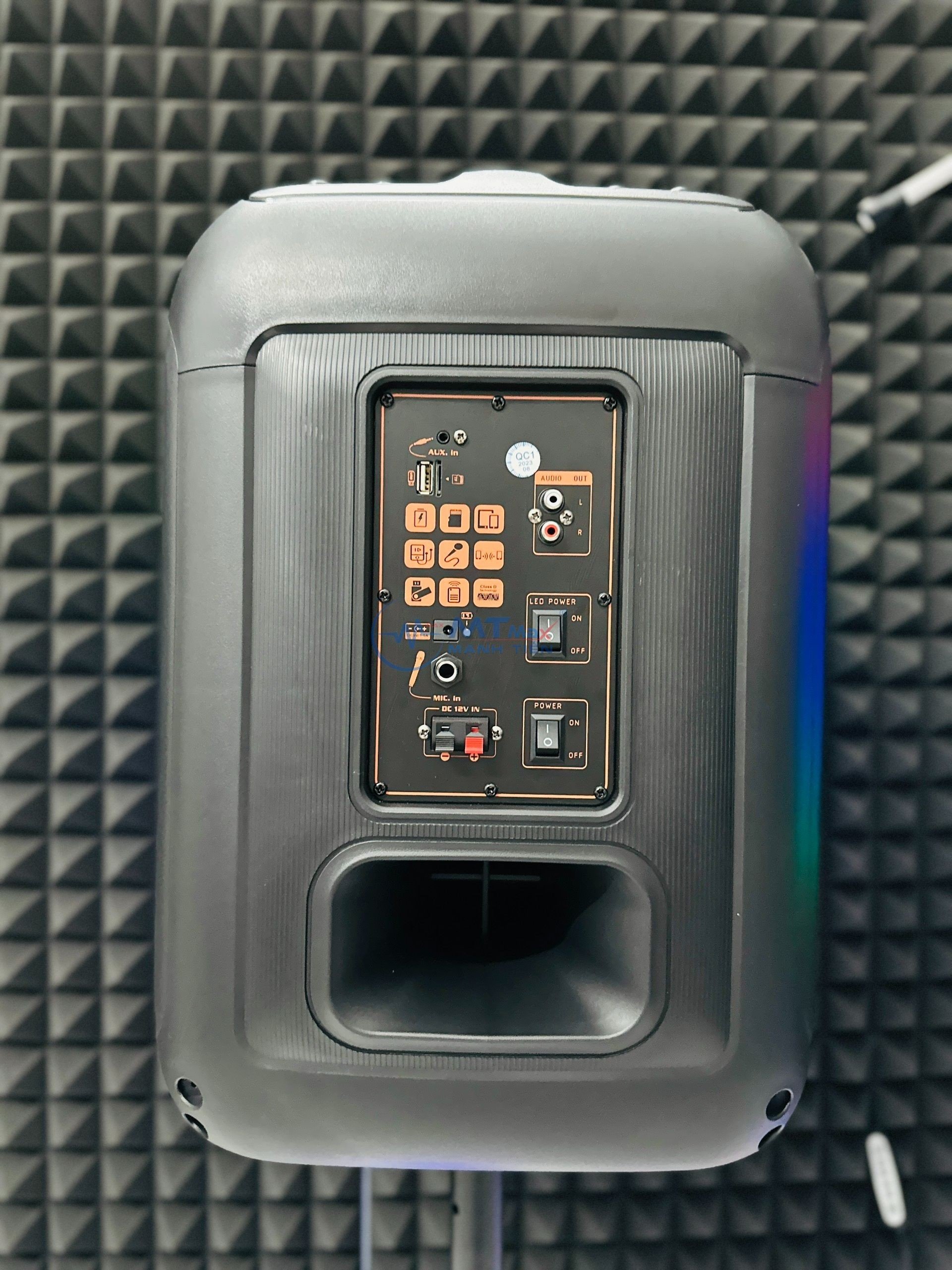 Loa Bluetooh Karaoke NDR 102B - Loa Đèn Led Cực Đẹp 7 Chế Độ, Âm Thanh Mạnh Mẽ, Trầm Ấm, Kết Nối Bluetooth, USB, TF, AUX, TWS, Đi Kèm Chân Loa Có Led RGB Và Micro Không Dây Đa Năng hàng chính hãng