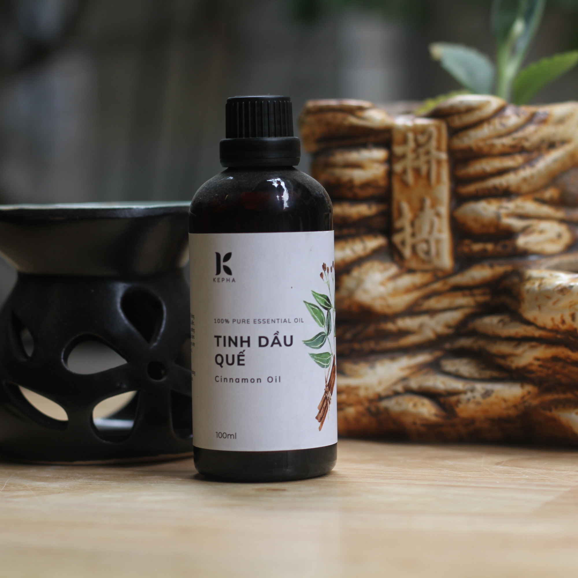 Tinh dầu Quế Kepha 100ml - Cassia Essential oil. Tặng đèn xông bằng nến Kepha hoạ tiết mẹ quê - Tinh dầu nguyên chất 100% - Khử mùi, lau nhà, làm sạch không khí