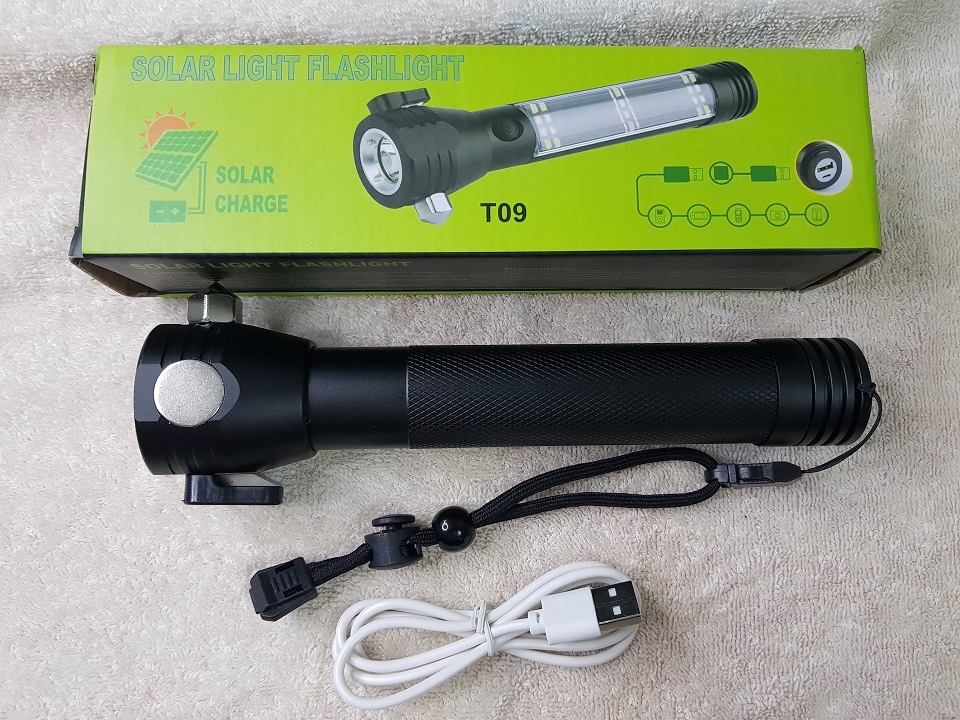 Đèn pin cứu hộ đa chức năng T09, rất cần thiết khi di chuyển trên xe ô tô để cứu hộ cắt dây an toàn và đập vỡ kính khi cần thiết - Hàng chính hãng