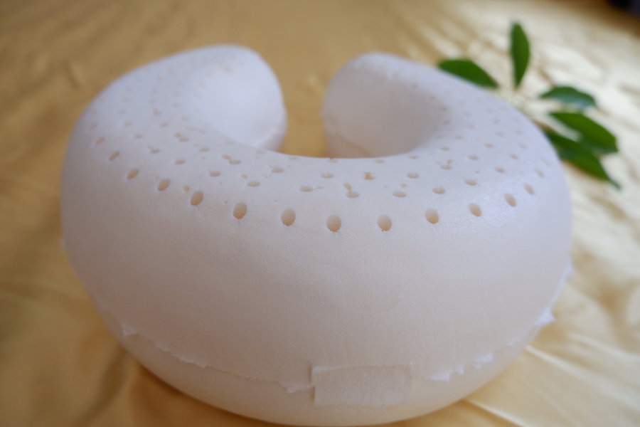 Gối choàng  cổ cao su thiên nhiên Gold Kiddy