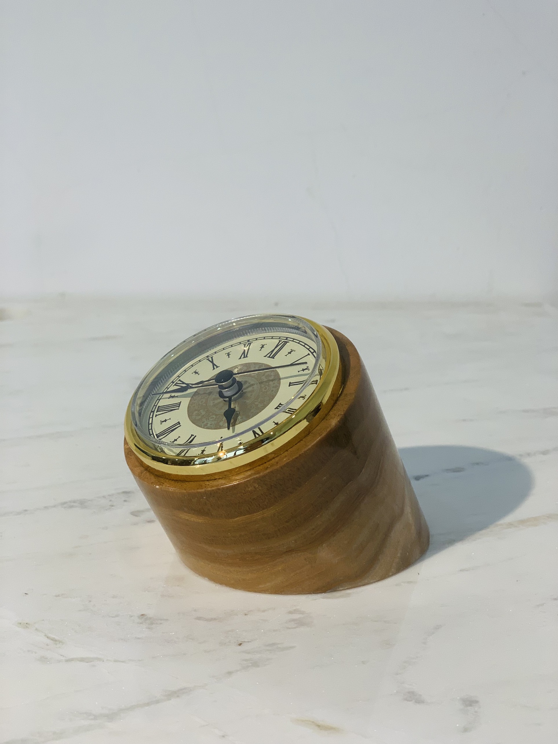 Đồng hồ để bàn đá tự nhiên DH05 tròn nhỏ màu Vàng vân gỗ