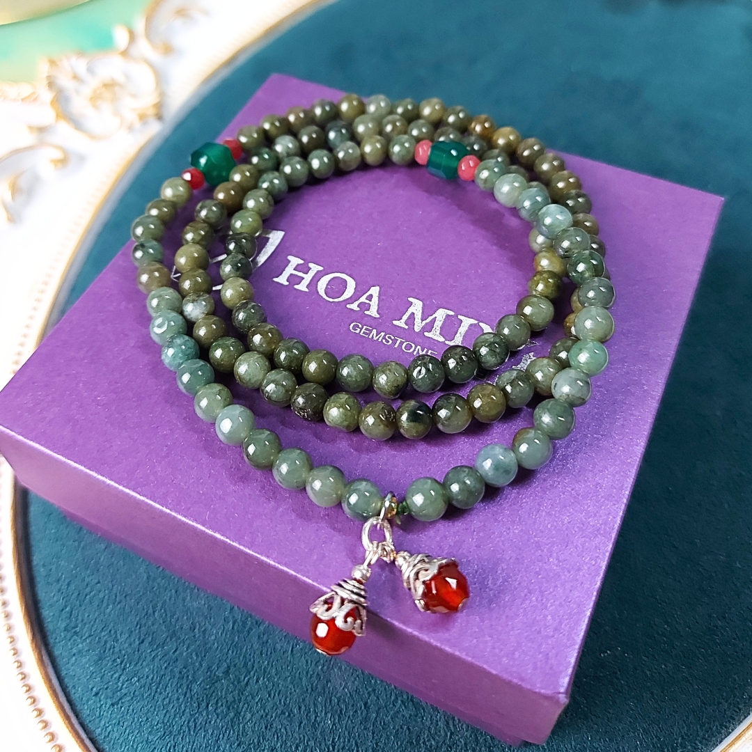 Vòng tay chuỗi 108 hạt Cẩm Thạch dầu theo dải màu size 5.6 li phối thạch anh xanh vuông, bánh xe mã não hồng cắt giác và charm bạc bọc mã não đỏ