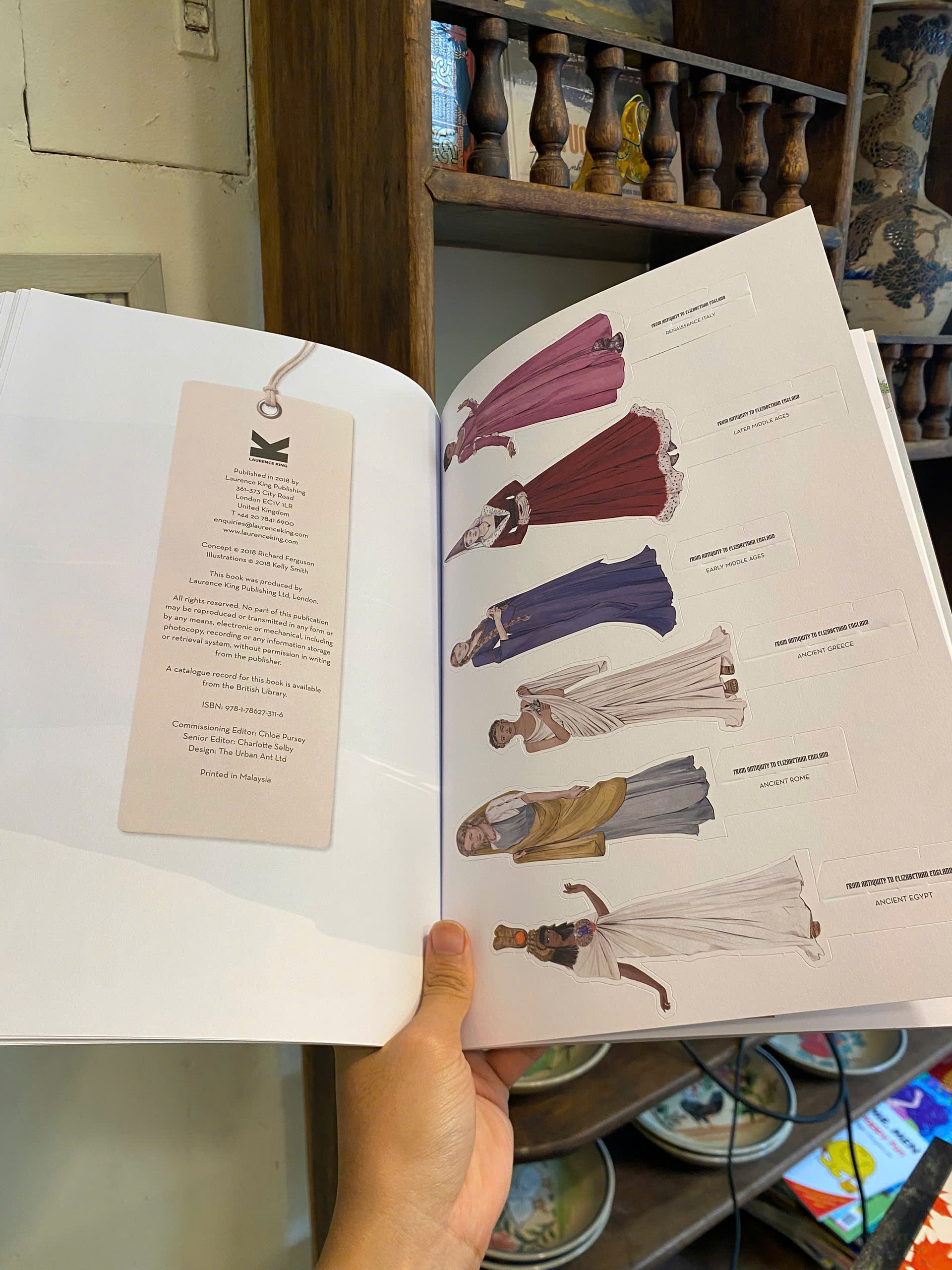 Sách - Terrific Timelines Fashion by Isabel Thomas | Fashion / Design / Ngoại văn Nhập khẩu