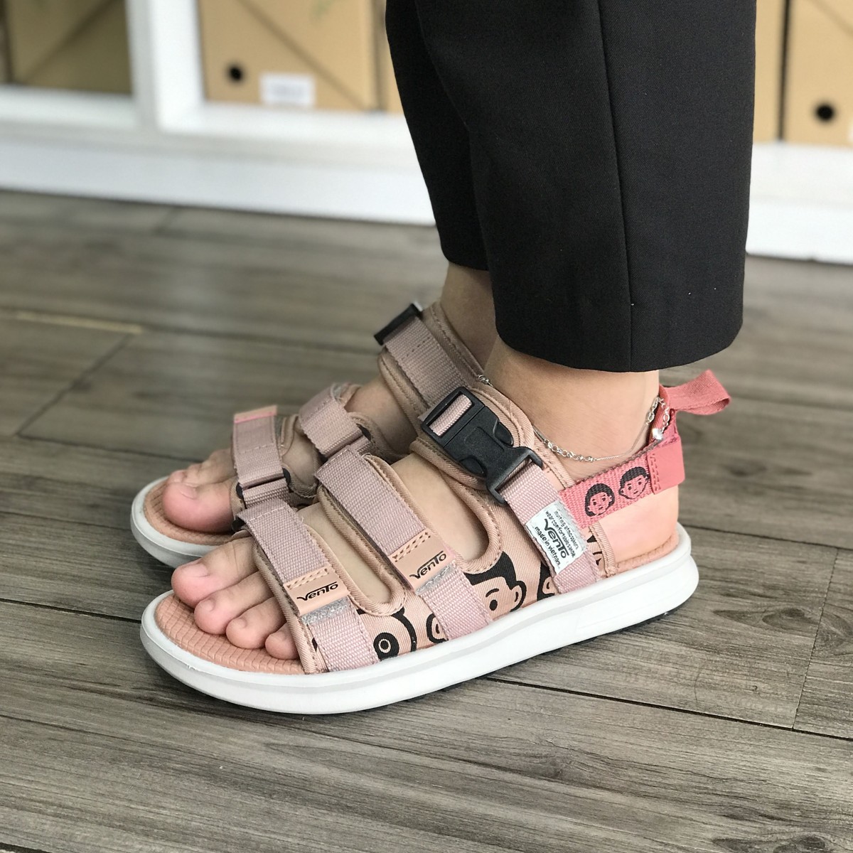 Giày sandal nữ siêu nhẹ hiệu Vento thích hợp mang đi học NB80Be