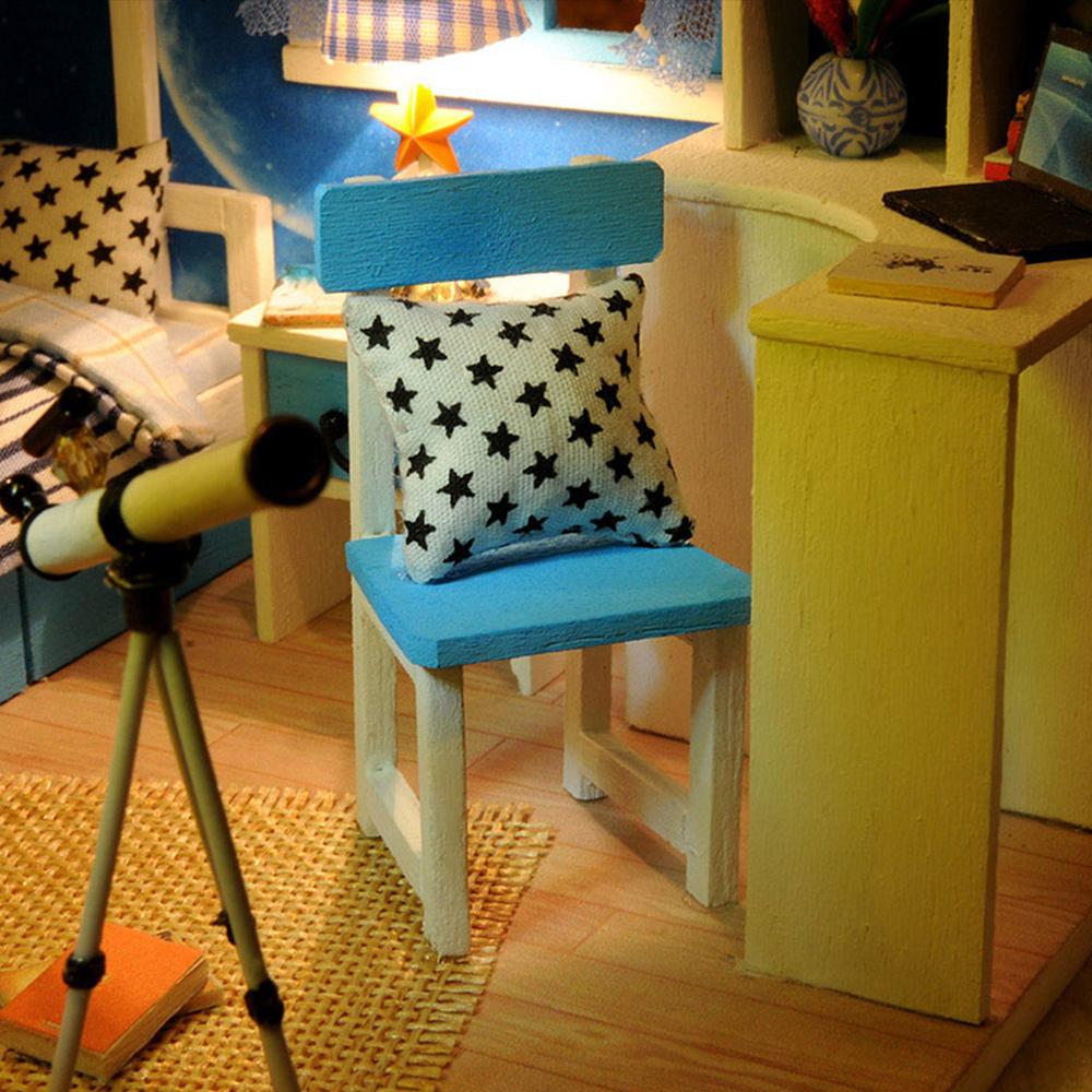 Nhà búp bê thu nhỏ với đồ nội thất và đèn LED tự làm