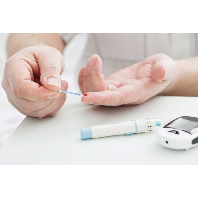Hộp 50 Kim chích máu Sinocare đầu xoay vát 3 cạnh giảm đau và bớt sưng