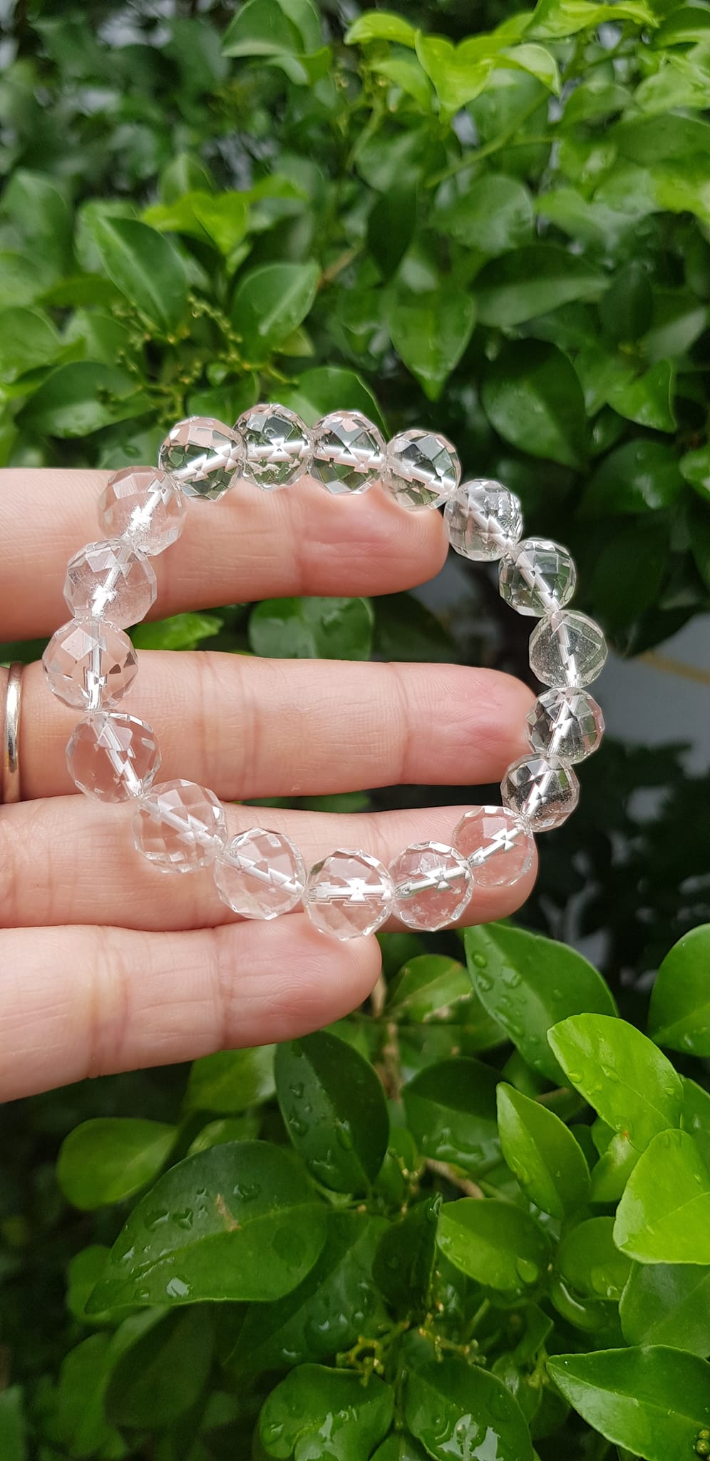 Vòng tay phong thủy nữ đá thạch anh trắng giác tự nhiên Size vòng 10mm Chất liệu đá thạch anh màu trắng tinh khôi giác đẹp ạ
