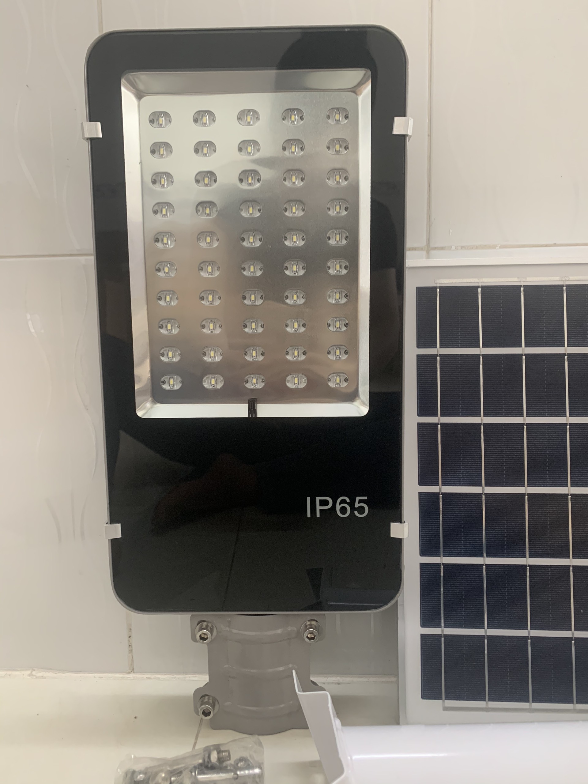 Đèn Đường Năng Lượng Mặt Trời Công Suất 100W, Pin Rời, Có Remote.