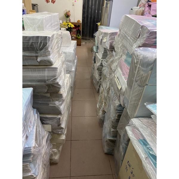 Hộp bánh kem 30 cm Mèo may mắn kèm đế trắng