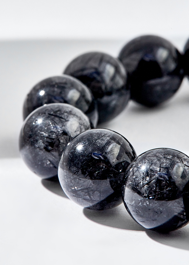 Vòng tay nam thạch anh tóc đen charm đồng tâm Ngọc Quý Gemstones