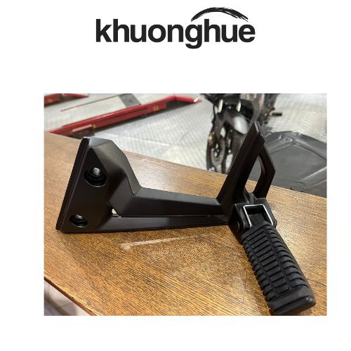 Pas nhôm gác chân sau bên trái màu đen nhám xe Exciter 135,5 số