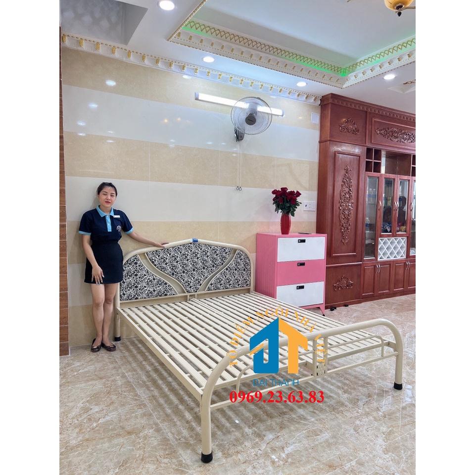Giường sắt Đại Thành 1m8 x 2m màu xanh
