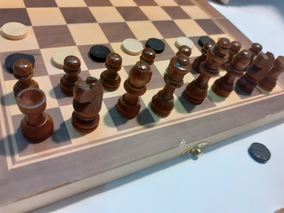 Quân cờ vua gỗ đẹp - Cao 5,4 cm x 1,8cm- bàn 29x 29