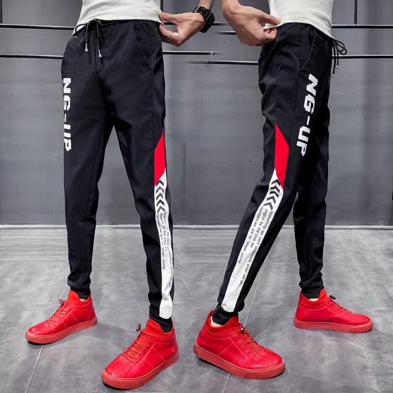 Quần Jogger họa tiết đơn giản bên hông và dòng chữ NG-UP nổi bật